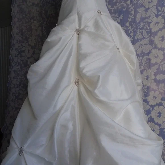 Maggie Sottero Couture Capriu J926 sleeveless wedding dress - Picture 9 of 14